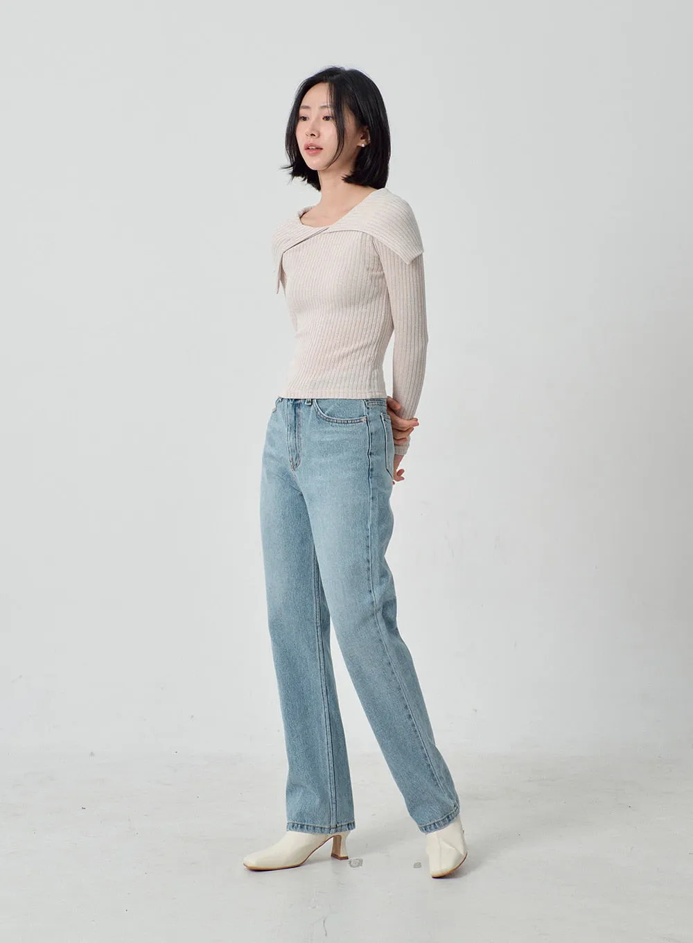 Light Wash Straight Leg Jeans OJ327