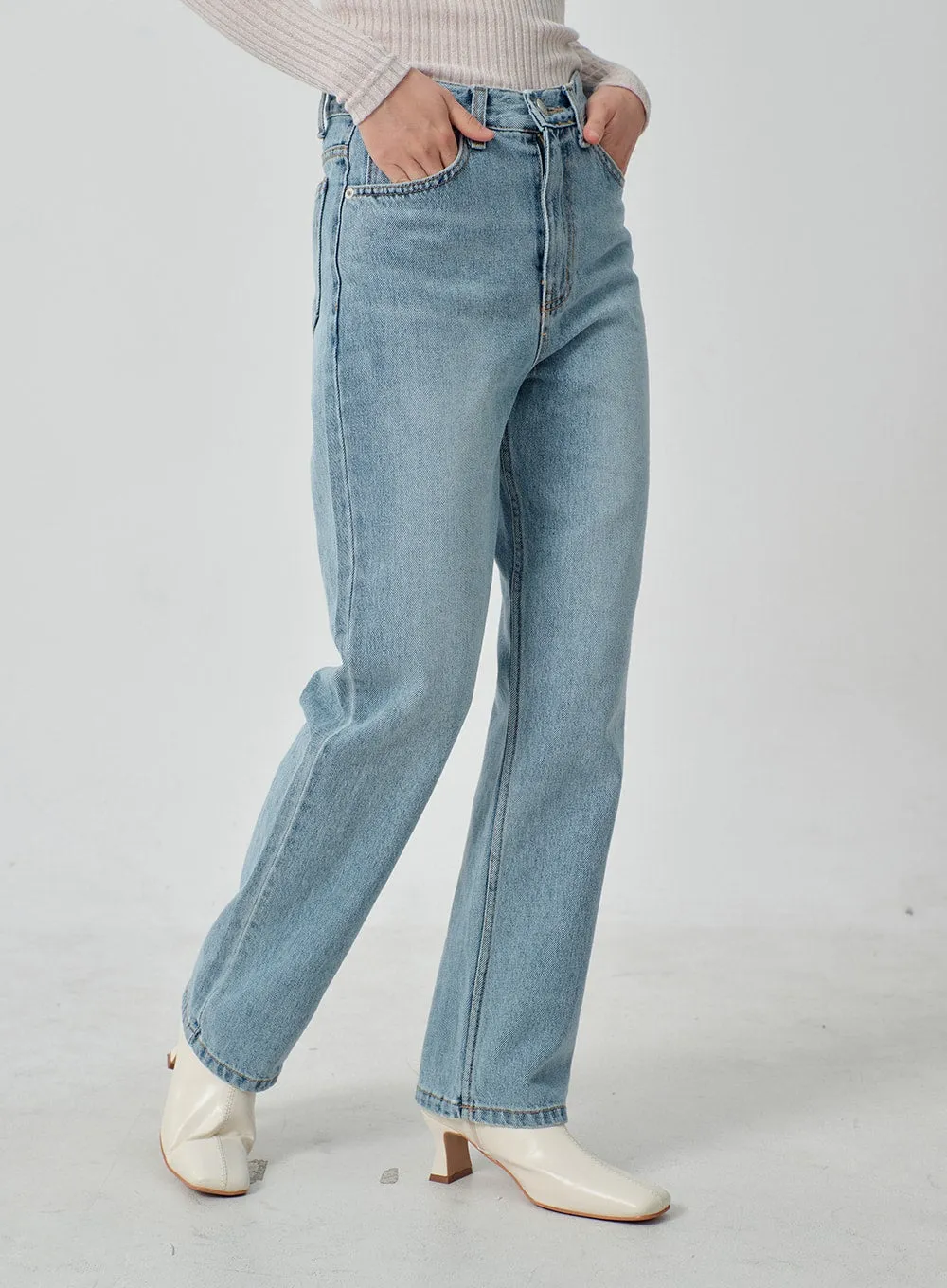 Light Wash Straight Leg Jeans OJ327