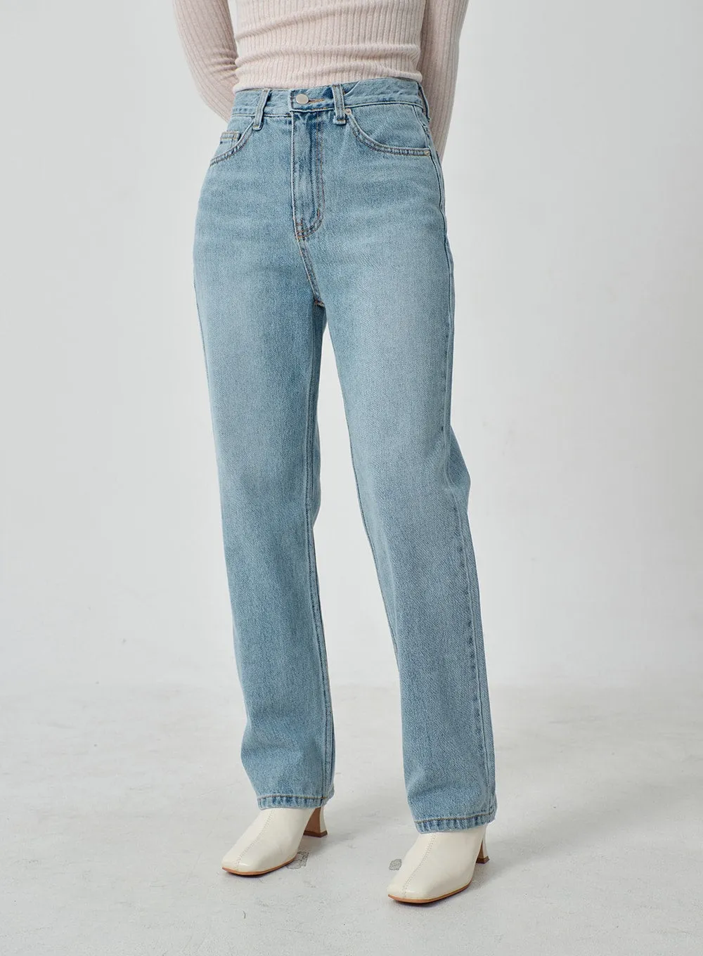 Light Wash Straight Leg Jeans OJ327