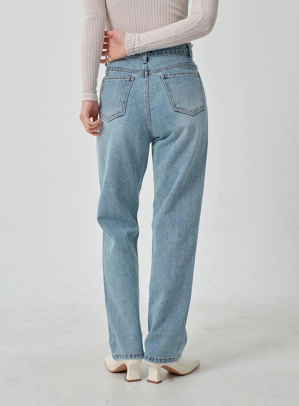 Light Wash Straight Leg Jeans OJ327