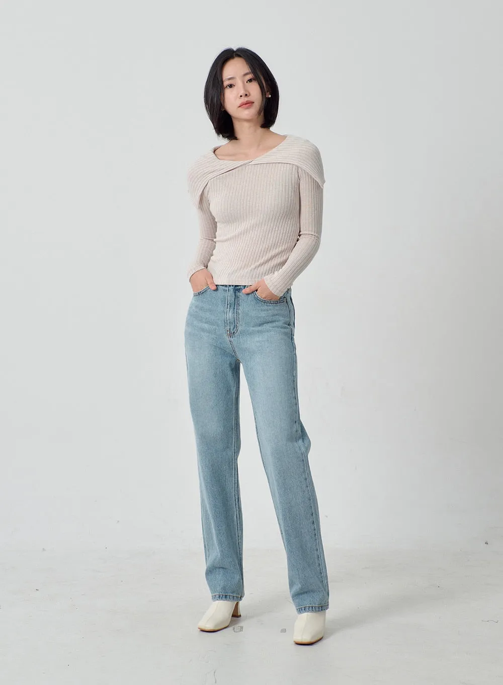 Light Wash Straight Leg Jeans OJ327